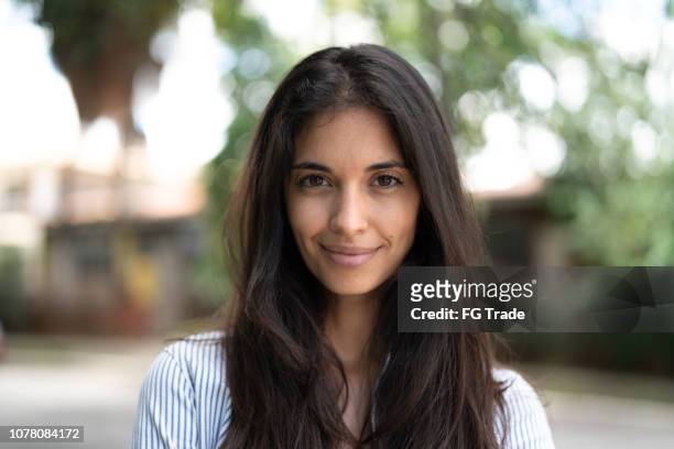 business woman portrait im freien - pardo brazilian stock-fotos und bilder