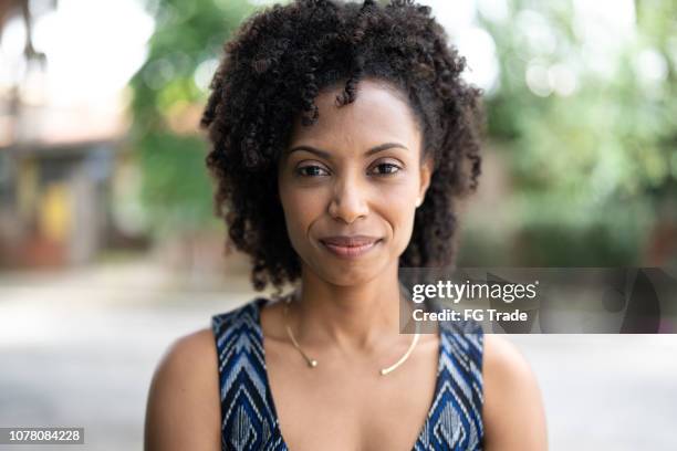 retrato de empresaria al aire libre - en el centro fotografías e imágenes de stock