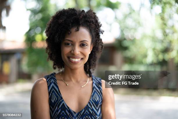 retrato de empresaria al aire libre - afro fotografías e imágenes de stock