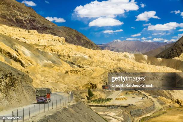 national highway one of india passing through ladakh valley - silk road photos et images de collection