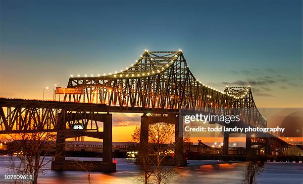 mississippi river bridge - baton rouge, la - 巴吞魯日 個照片及圖片檔