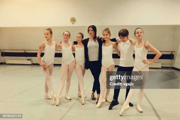 scuola elementare di balletto - dance teacher foto e immagini stock