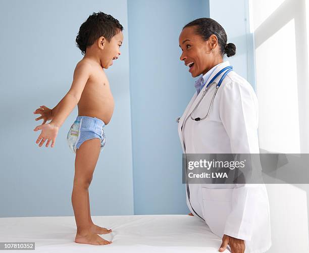 three year old boy at doctor's office - kids in diapers - fotografias e filmes do acervo
