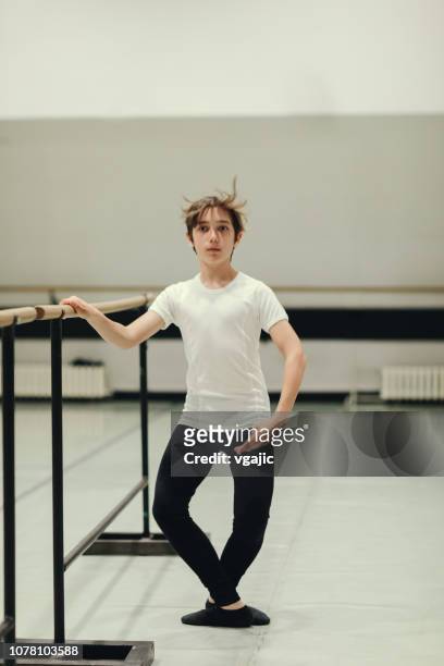 ballet-basisschool - ballet boy stockfoto's en -beelden