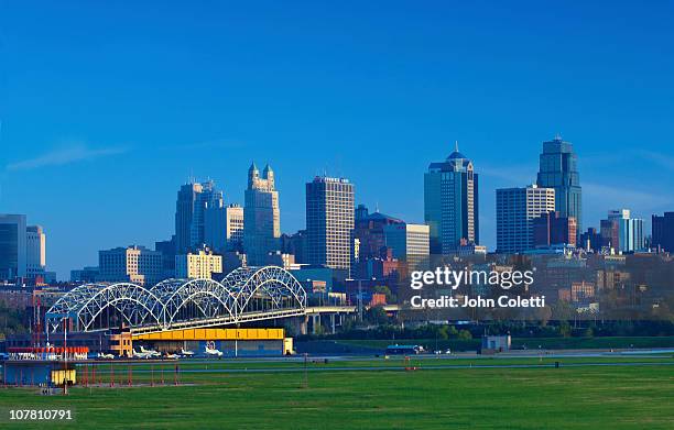 kansas city, missouri - kansas city skyline ストックフォトと画像