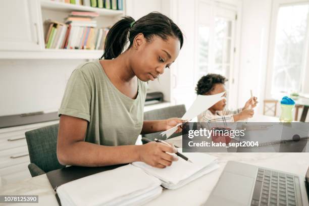 voorbereiding van de belastingen - tax form stockfoto's en -beelden