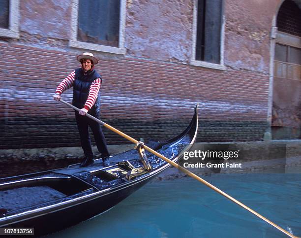 man on a  steering gondola - gondola traditional boat stockfoto's en -beelden