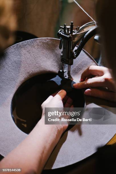 milliner che crea cappelli - modista foto e immagini stock