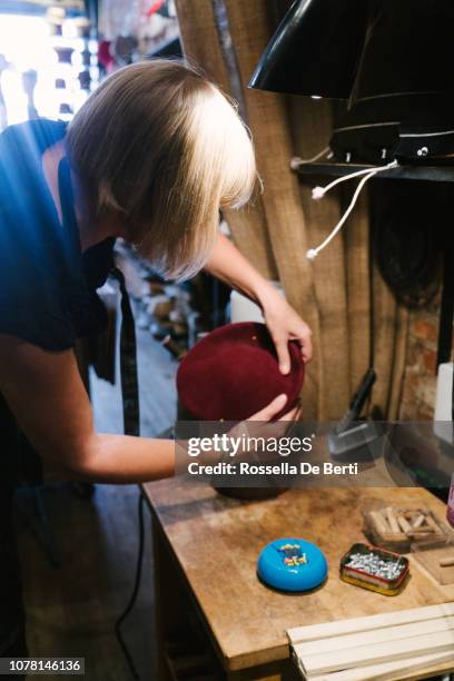 modiste, création de chapeaux - modiste photos et images de collection