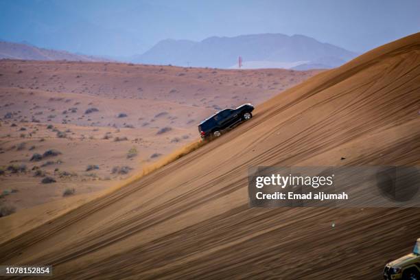 dune bashing, wadi al abiyad sands, barka, oman - 起伏の多い地形 ストックフォトと画像