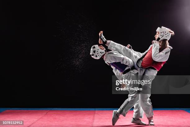 hombre y mujer taekwondo combate - taekwondo fotografías e imágenes de stock