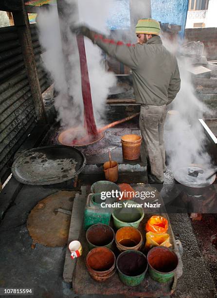 Worker dyes pashmina shawls, at his workshop December 29, 2010 on the outskirts of Srinagar, the summer capital of Indian administered Kashmir,...