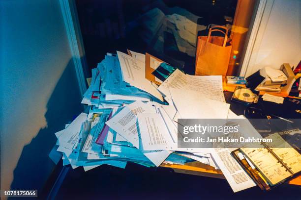 messy office desk piled with paperwork - chaos stock-fotos und bilder