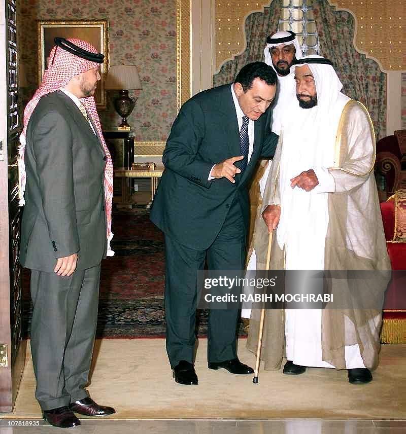 Egyptian President Hosni Mubarak (C) tal