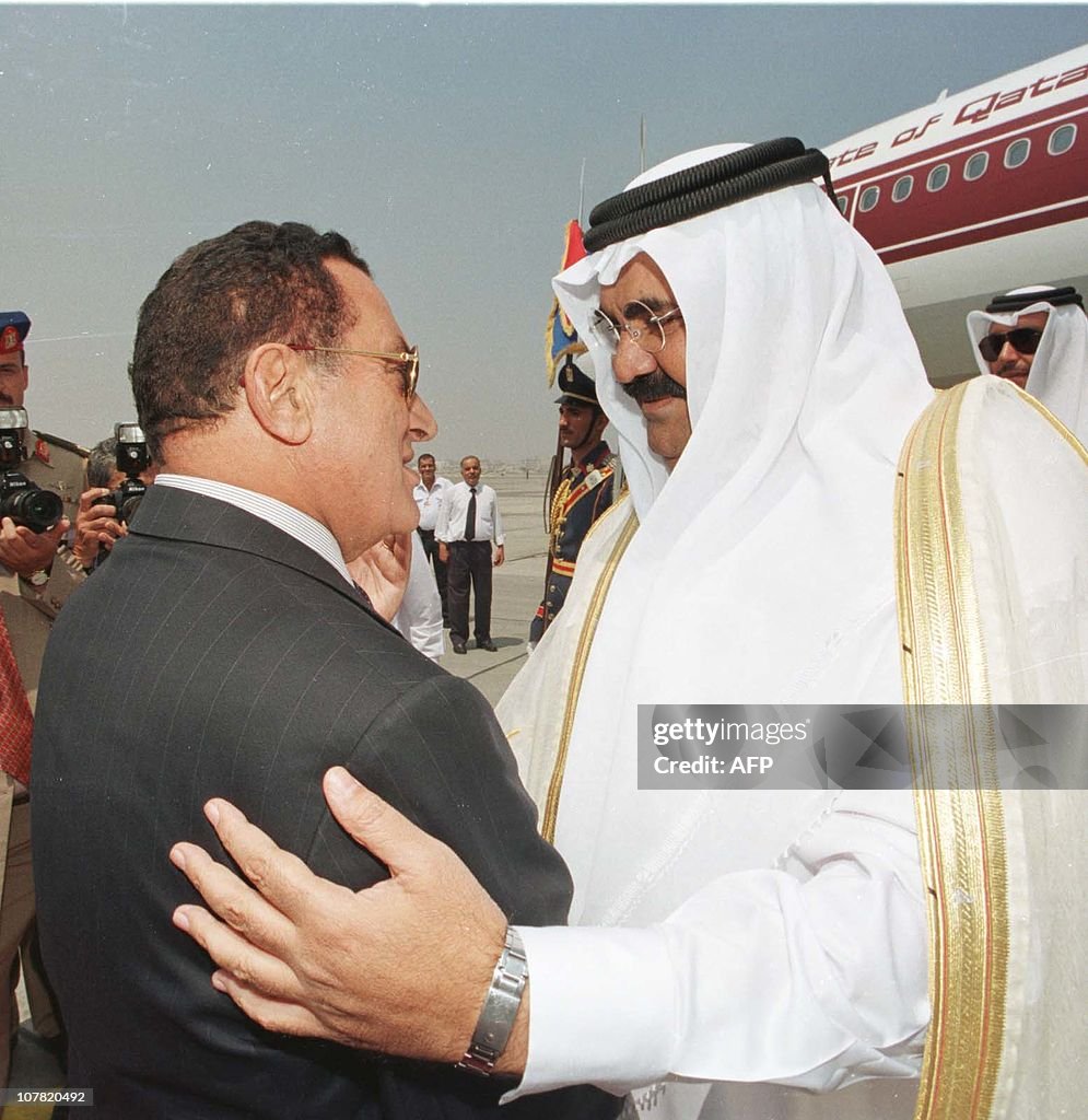 Egyptian President Hosni Mubarak (L) gre