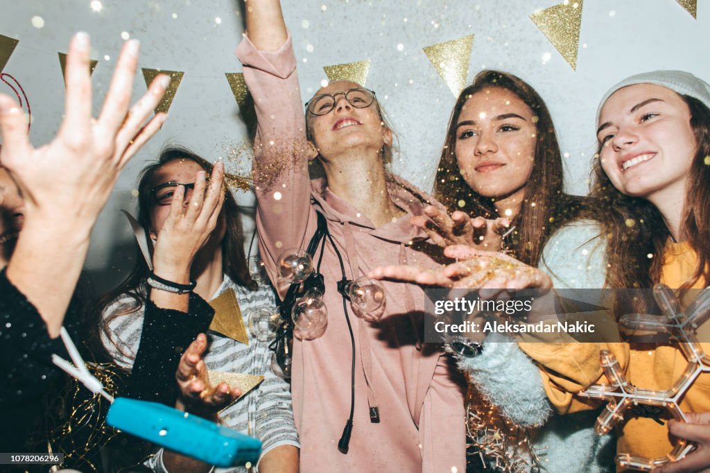 Jugendliche feiern Silvester