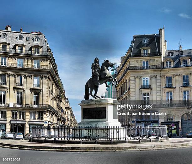 place des victoires - paris - statue paris photos et images de collection