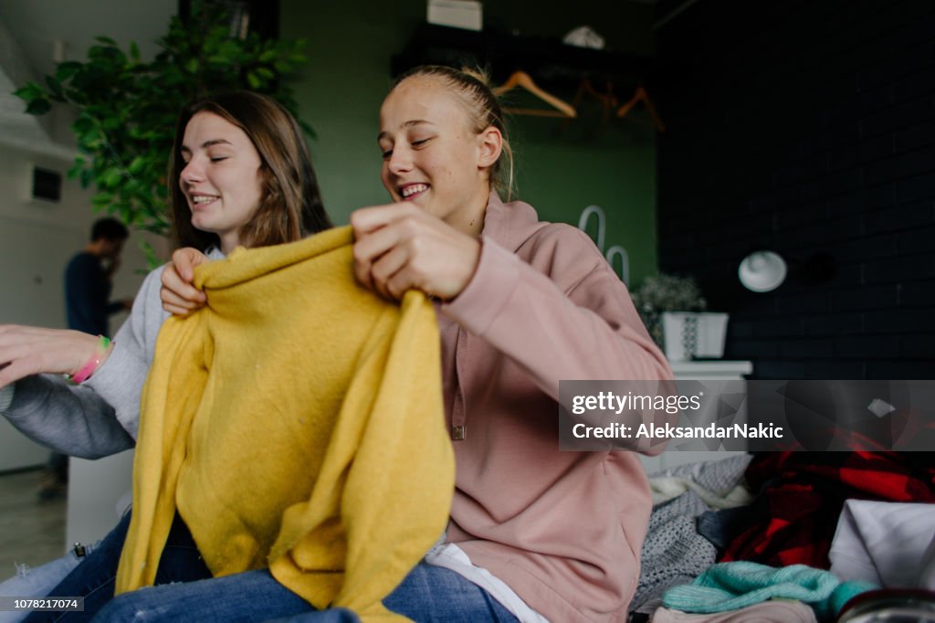 Jugendliche, die Austausch von Kleidung