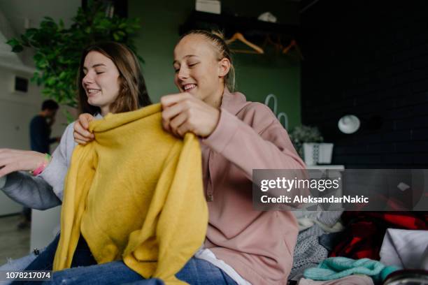 teenagers exchanging clothes - exchanging imagens e fotografias de stock