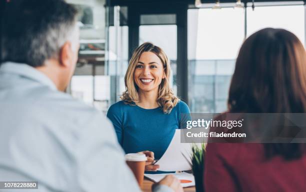 保険代理店 - happy client meeting ストックフォトと画像