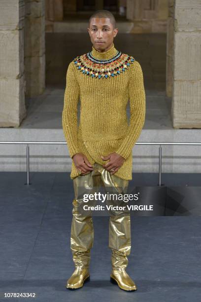 Pharrell Williams walks the runway at Chanel Metiers D'Art 2018/2019... News Photo - Getty Images Pharrell Williams walks the runway at Chanel Metiers D'Art 2018/2019... News Photo - Getty Images