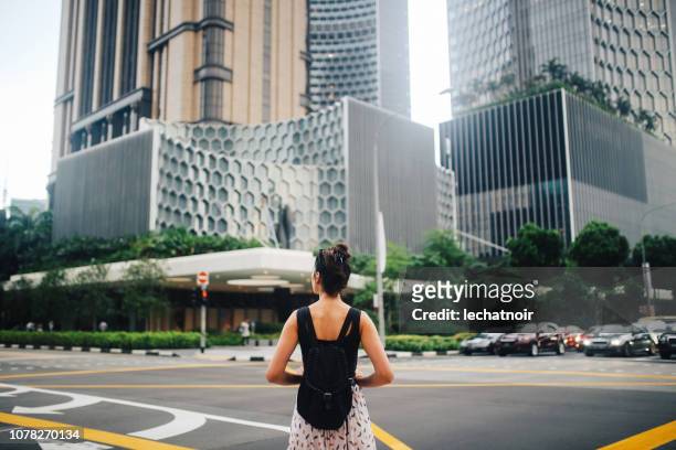 junge reisende frau erstaunliche singapur erkunden - singapore people stock-fotos und bilder