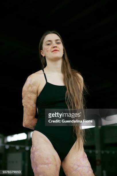girl training in the swimming pool - strength training fotografías e imágenes de stock