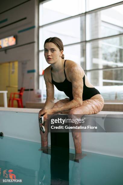 girl training in the swimming pool - adaptive athlete imagens e fotografias de stock