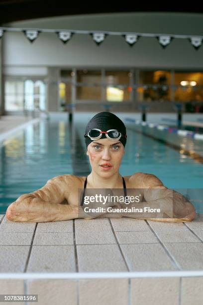 girl training in the swimming pool - strength training fotografías e imágenes de stock