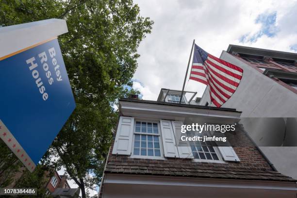 betsy ross huis in philadelphia - betsy ross flag stockfoto's en -beelden