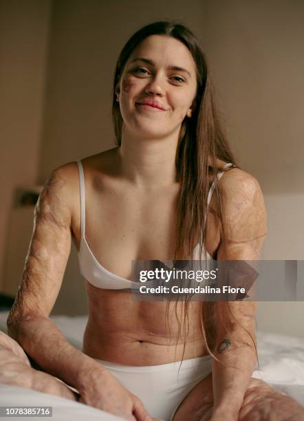 portrait of a woman - body positive stockfoto's en -beelden