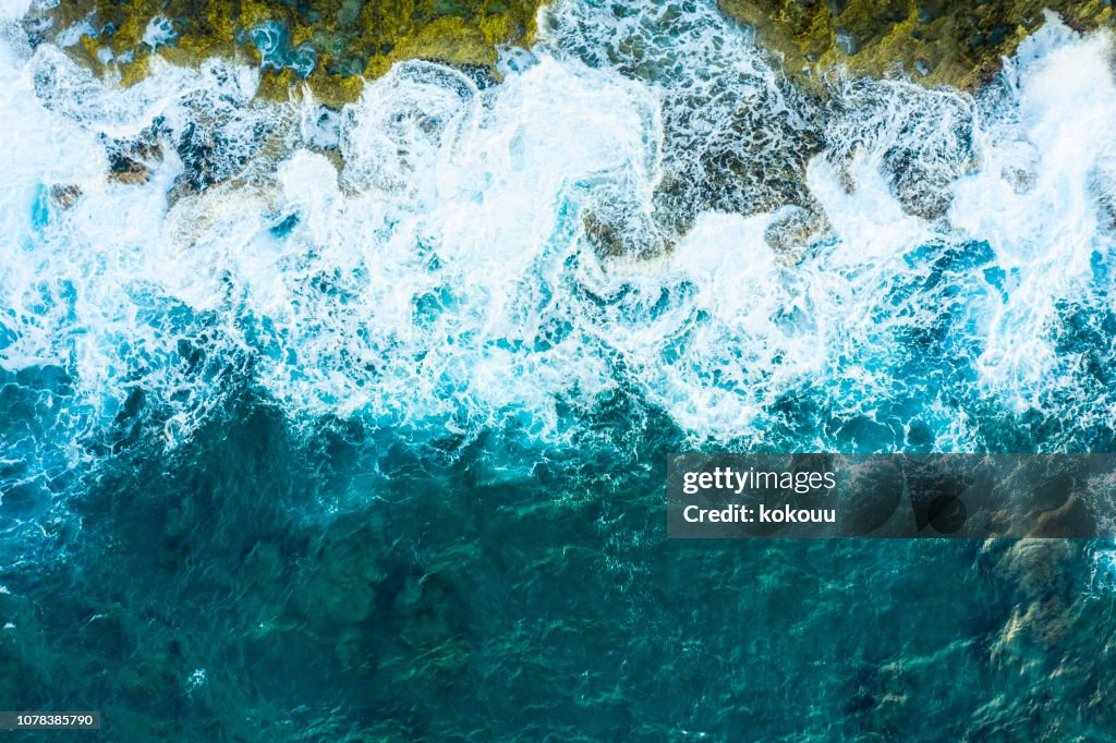 Une vue d’ensemble de la vague. Vague puissante. Point de vue directement ci-dessus.