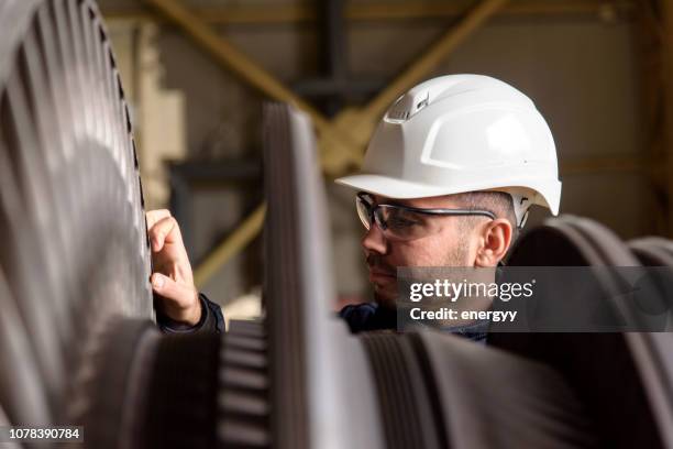 hombre en el trabajo - turbina fotografías e imágenes de stock
