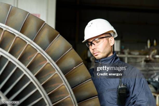 uomo al lavoro - turbina a gas foto e immagini stock