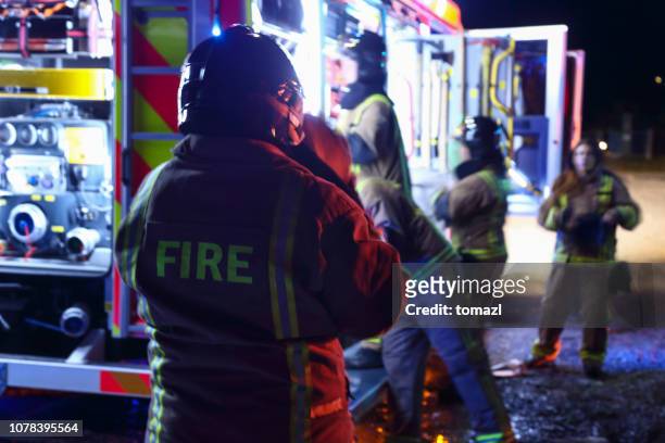 brandmän med utrustning från brandbil och förbereda - frige bildbanksfoton och bilder