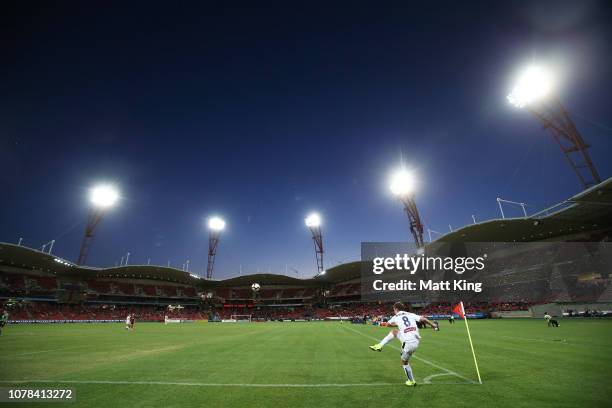 Michael Mcglinchey of the Mariners takes a corner during the round seven A-League match between the Western Sydney Wanderers and the Central Coast...