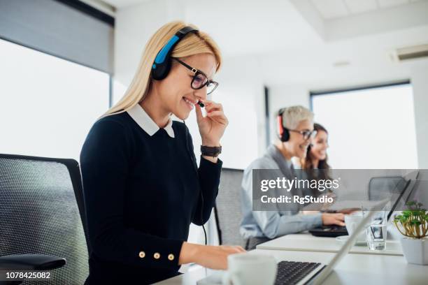 gelukkige vrouw op callcenter - call center agents stockfoto's en -beelden