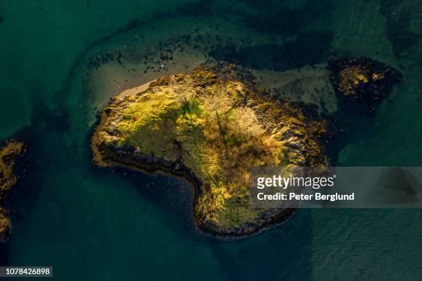 vista dall'alto verso il basso di una piccola isola in scozia - scozia foto e immagini stock