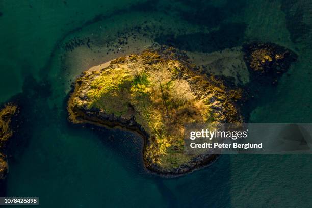 top down view of an small island in scotland - ilha imagens e fotografias de stock