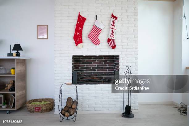 wat brengt santa? - mantel stockfoto's en -beelden