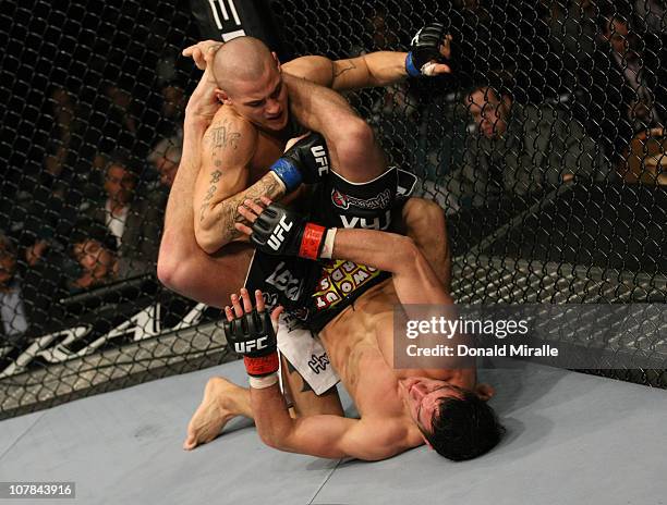 Ufc R2 Triangle 587 Triangle Choke Ufc Stock Photos, High-Res Pictures, and Images ...