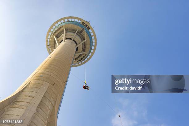 mujer asiática bungy saltar de macao skytower - macao fotografías e imágenes de stock