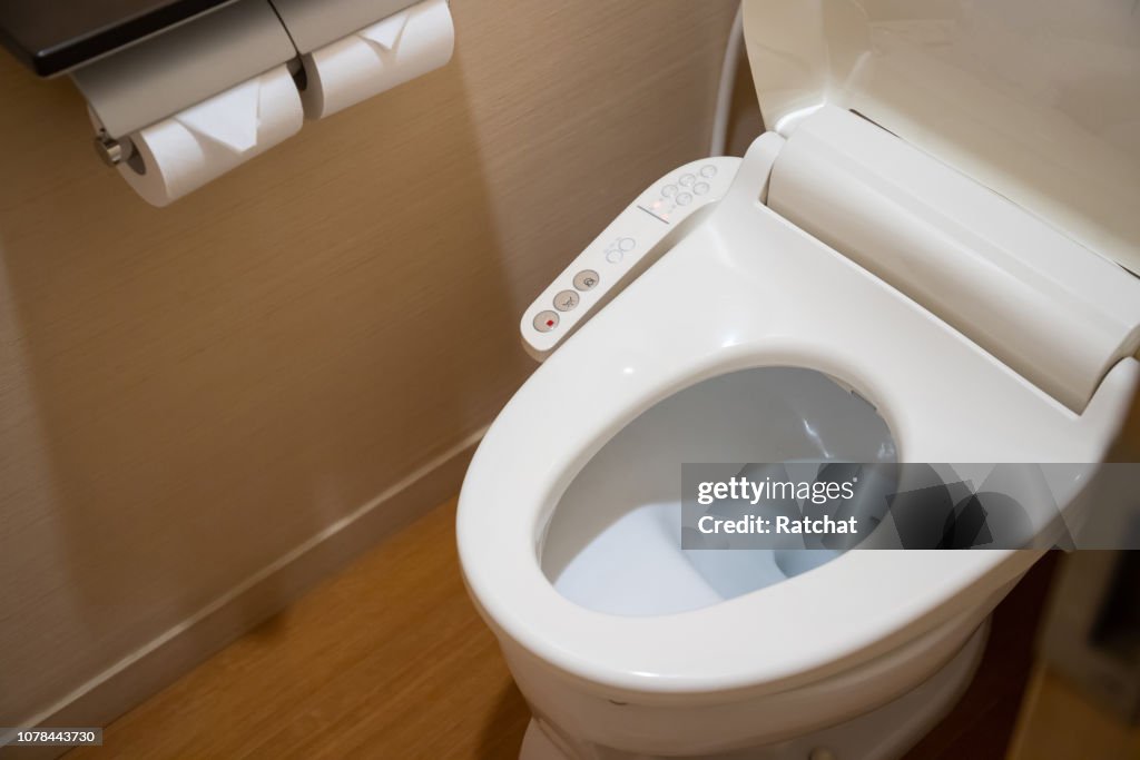 Wc con sedile elettronico a filo automatico, wc bowl in stile giappone, sanitari ad alta tecnologia.