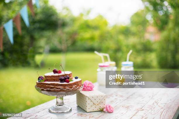 birthday cake - presents the party stock pictures, royalty-free photos & images