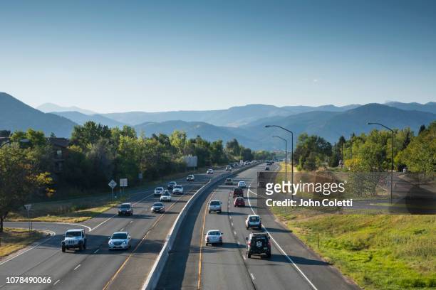 highway 36, boulder turnpike, rocky mountains, boulder, colorado - car highway stock-fotos und bilder