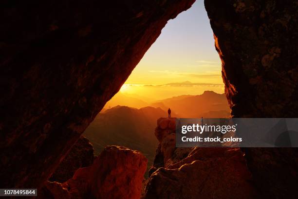 hikers in grand canary - reaching summit stock pictures, royalty-free photos & images