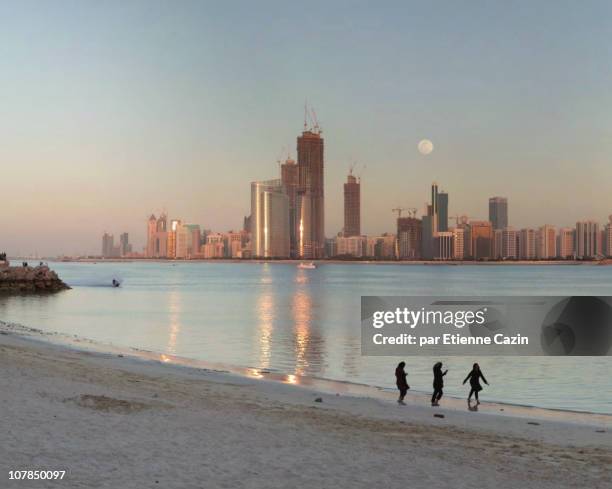 view of corniche - abu dhabi - abu dhabi city photos et images de collection