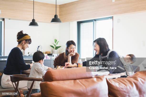 テーブルで話している子供を持つ母親 - 日本人　女性　友達 ストックフォトと画像