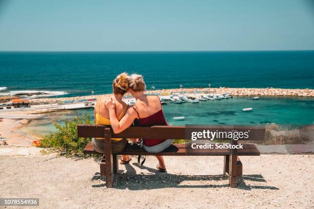 couple looking at the view - pafos imagens e fotografias de stock