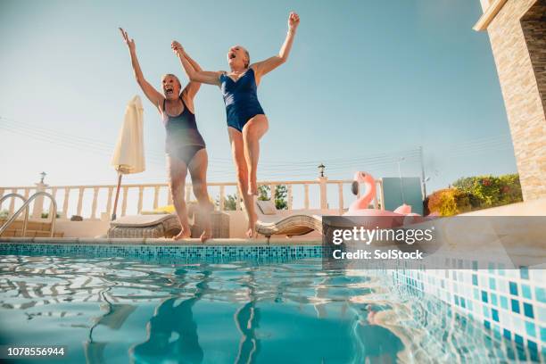 im herzen jung geblieben - jump in pool stock-fotos und bilder